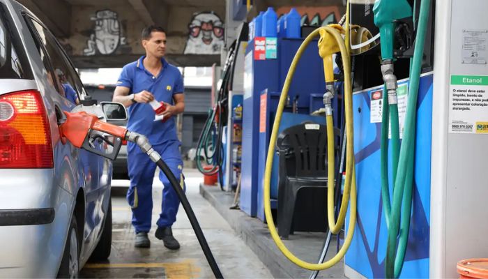Vendas no comércio recuam 1,5% em abril, impactadas por combustíveis